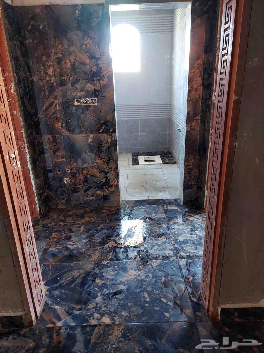 Yemeni tile installer for ceramic, porcelain, and marble installation.64253988012545110