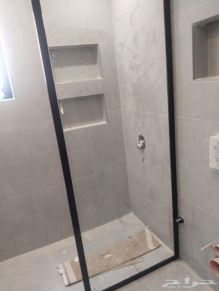 ي رك ب هذا الزجاج في منطقة الدش بالحمام. وهو مصنوع من زجاج ع64250137728899112