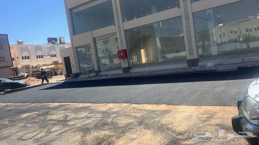 Asphalt in front of houses and shops64249941470850112