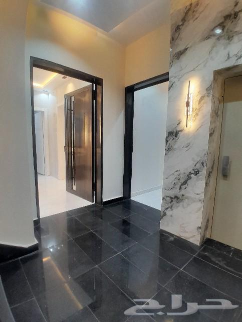 للبيع روف علوي مع ملحق تشطيب راقي 9غرف حي الطلح خلف الراقي64249714497154114