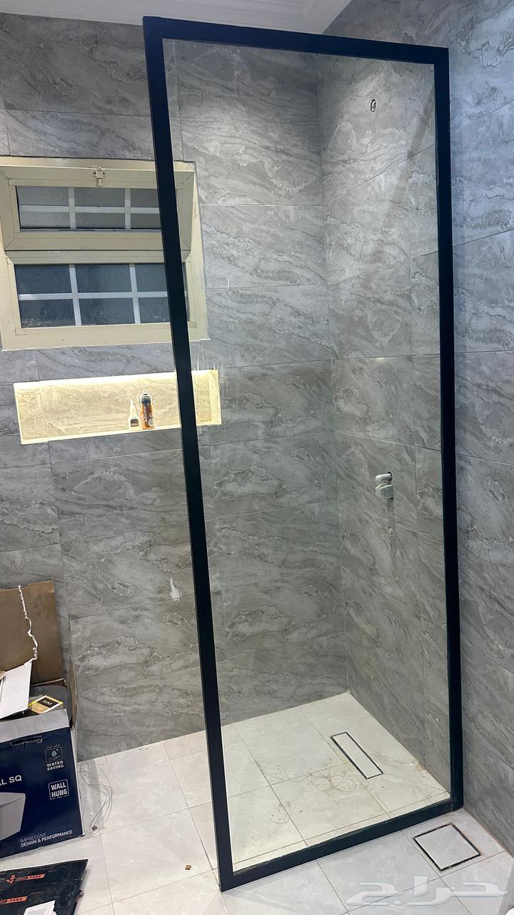 ي رك ب هذا الزجاج في منطقة الدش بالحمام. وهو مصنوع من زجاج ع64250137728899110