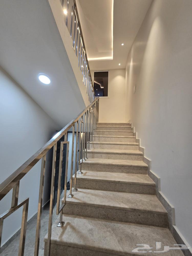 للبيع روف علوى مع ملحق مدخل مستقل 8غرف حي العزيزية احد رفيده64253978604035114