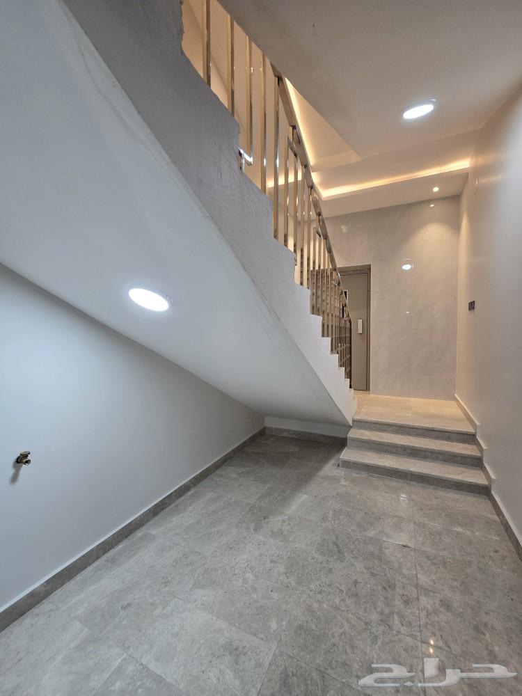 للبيع روف علوى مع ملحق مدخل مستقل 8غرف حي العزيزية احد رفيده64253978604035113