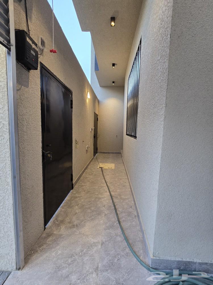 للبيع أدوار ارضيه 6غرف تشطيبVIP حوش ومدخل سياره خلف الألماني64249713229314114