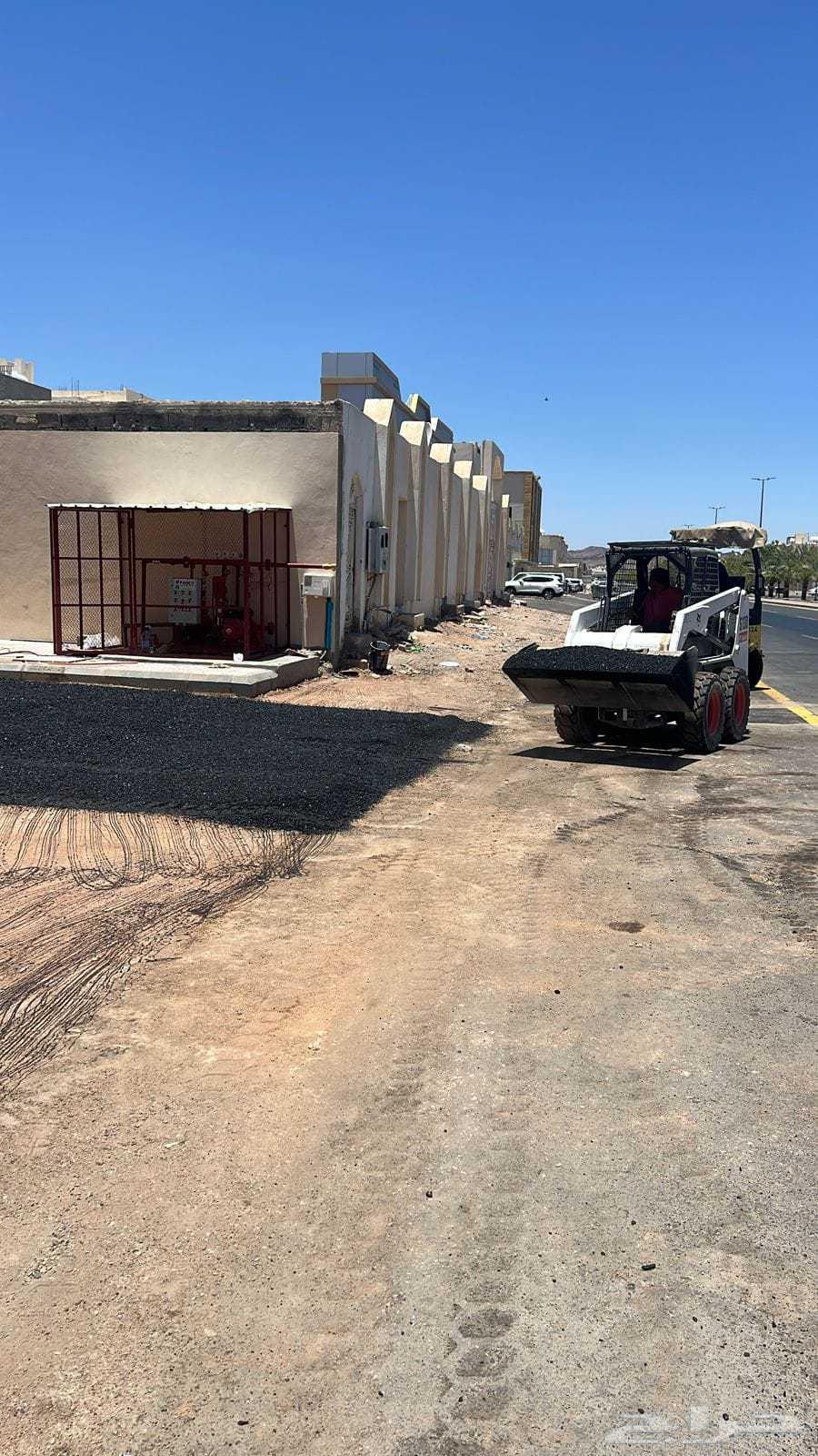 Asphalt in front of houses and shops64249941470850111