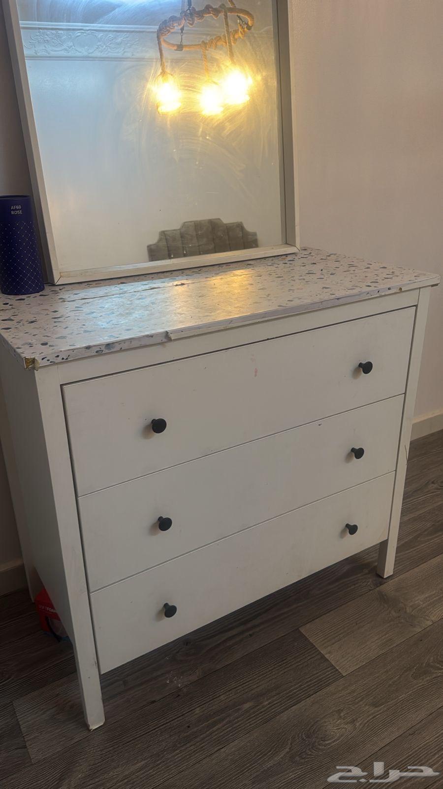 A hairstyle consisting of 3 large clean drawers free of defects64254824326274110