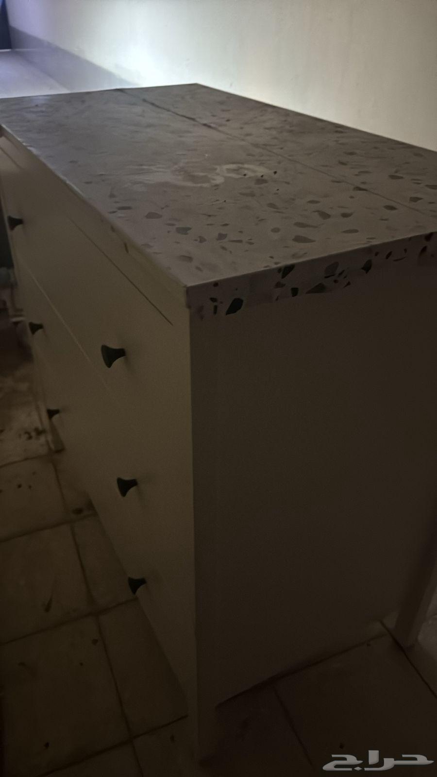 A hairstyle consisting of 3 large clean drawers free of defects64254824326274111