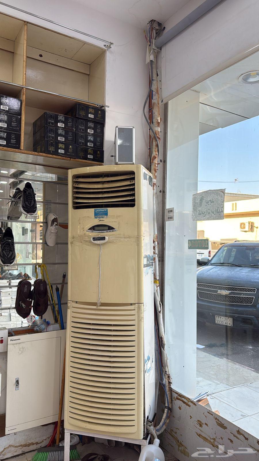 ديكور محل للتقبيل بكامل تجهيزاته64244824210179110