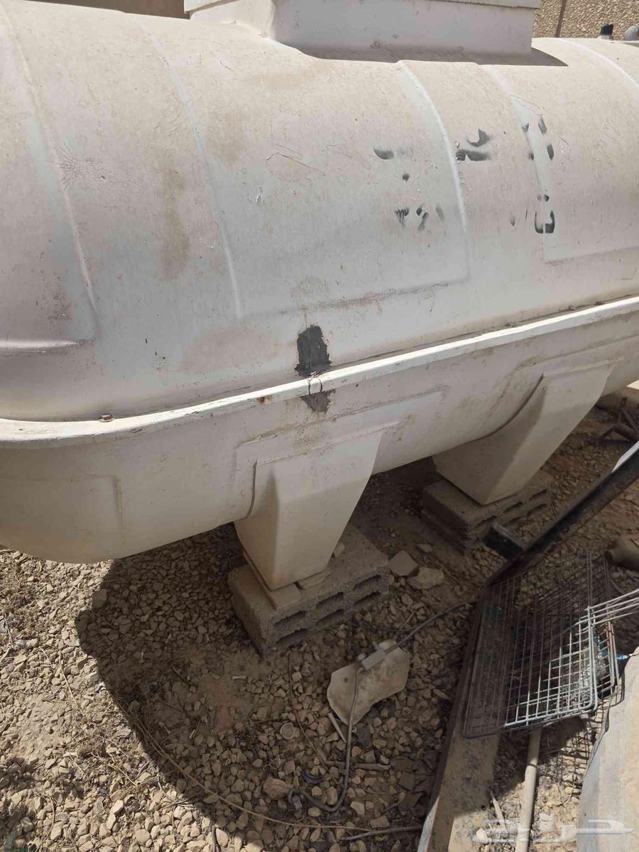 للبيع خزان ماء فيبر 2000 لتر فيه كسر مع ثلاجه64680211239425111