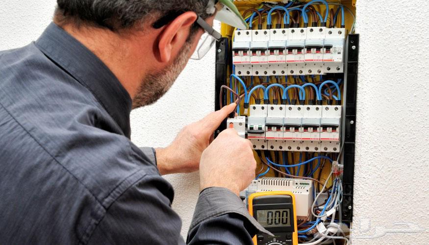 فني كهربائي64176773085826112