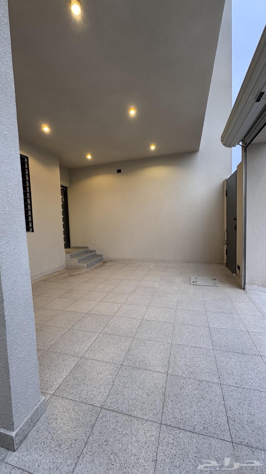 للبيع شقه ارضيه 6 غرف مع حوش من 540 الف احد رفيده64263785054594113