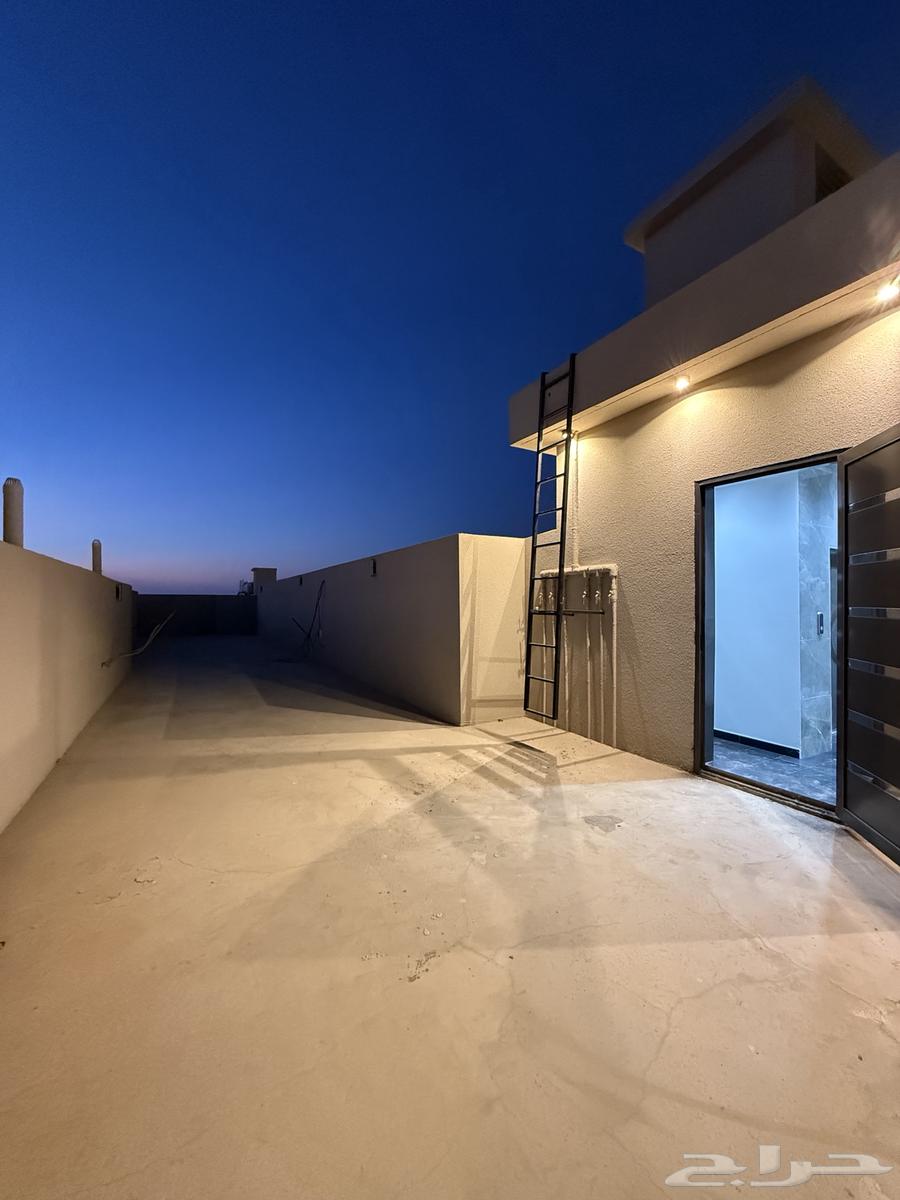 Apartment for sale on the top floor with a large roof and elevator for 520 thousand in Al-Raqi neighborhood64259889772930110