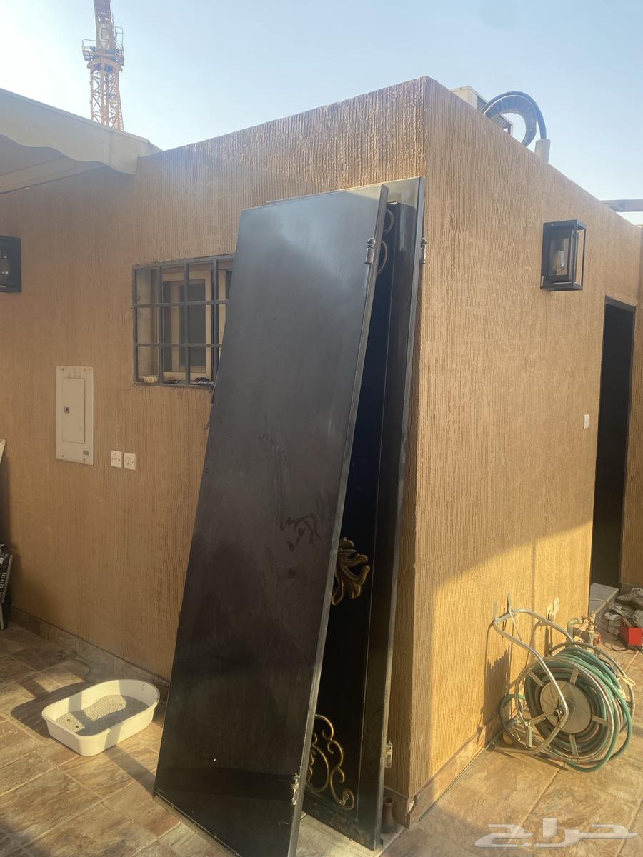 ابواب حديد و شباك المنيوم و مكيف شغال للبيع سكراب64264182255107112
