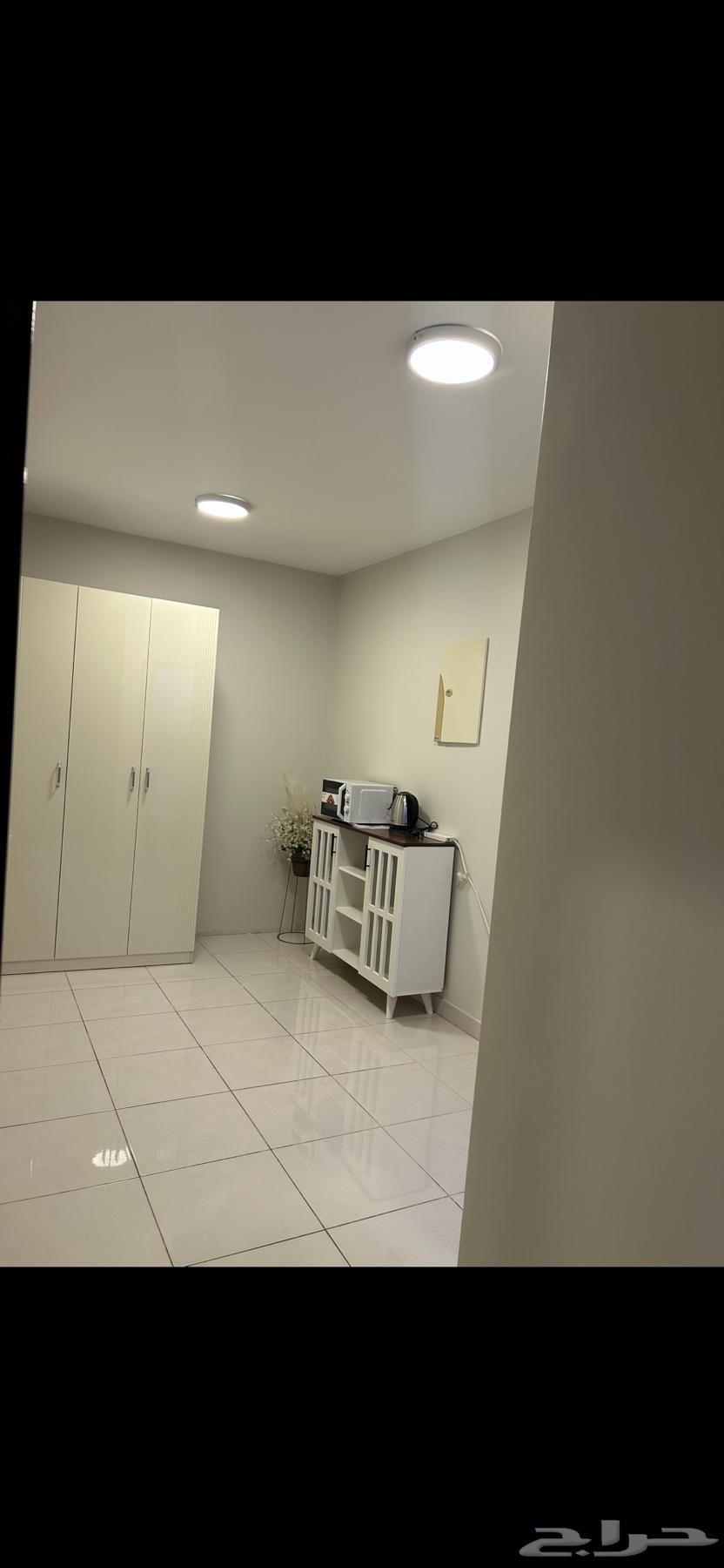 شقة بنظام استديو مؤثثة في الهيئة الملكيه بمدخل خاص64259890262530113