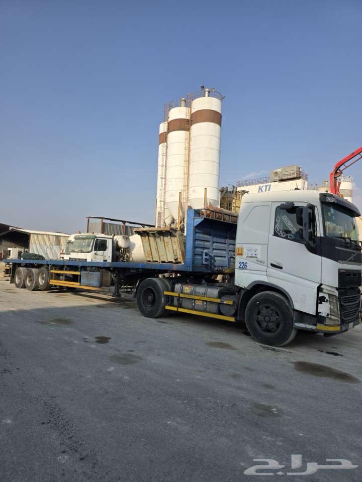 Flatbed trailer for transporting goods - currently located in Jazan64269275949186110