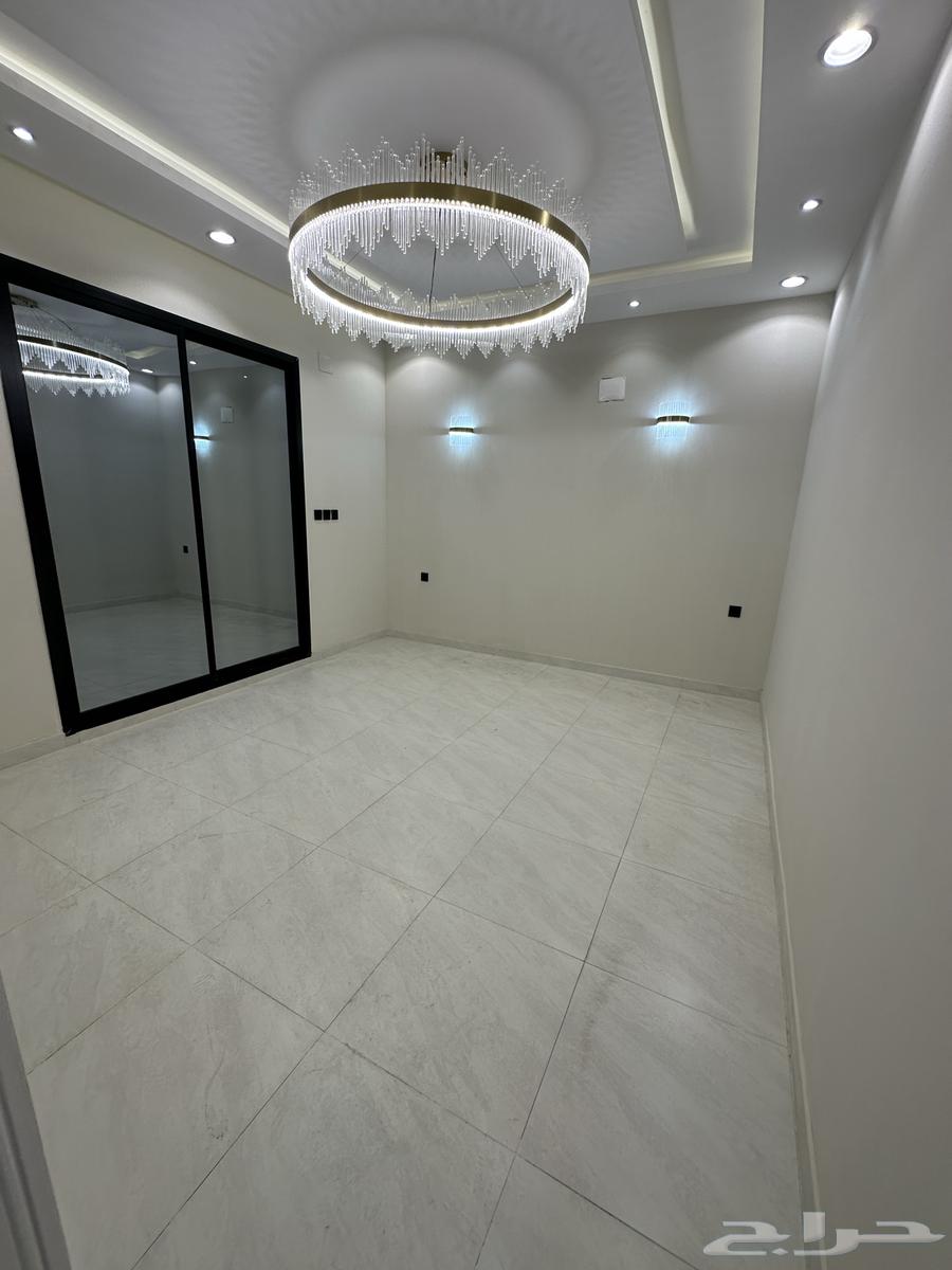 للبيع شقة مع درج داخلي للسطح بقرب من المطار 520 الف64305013454083113