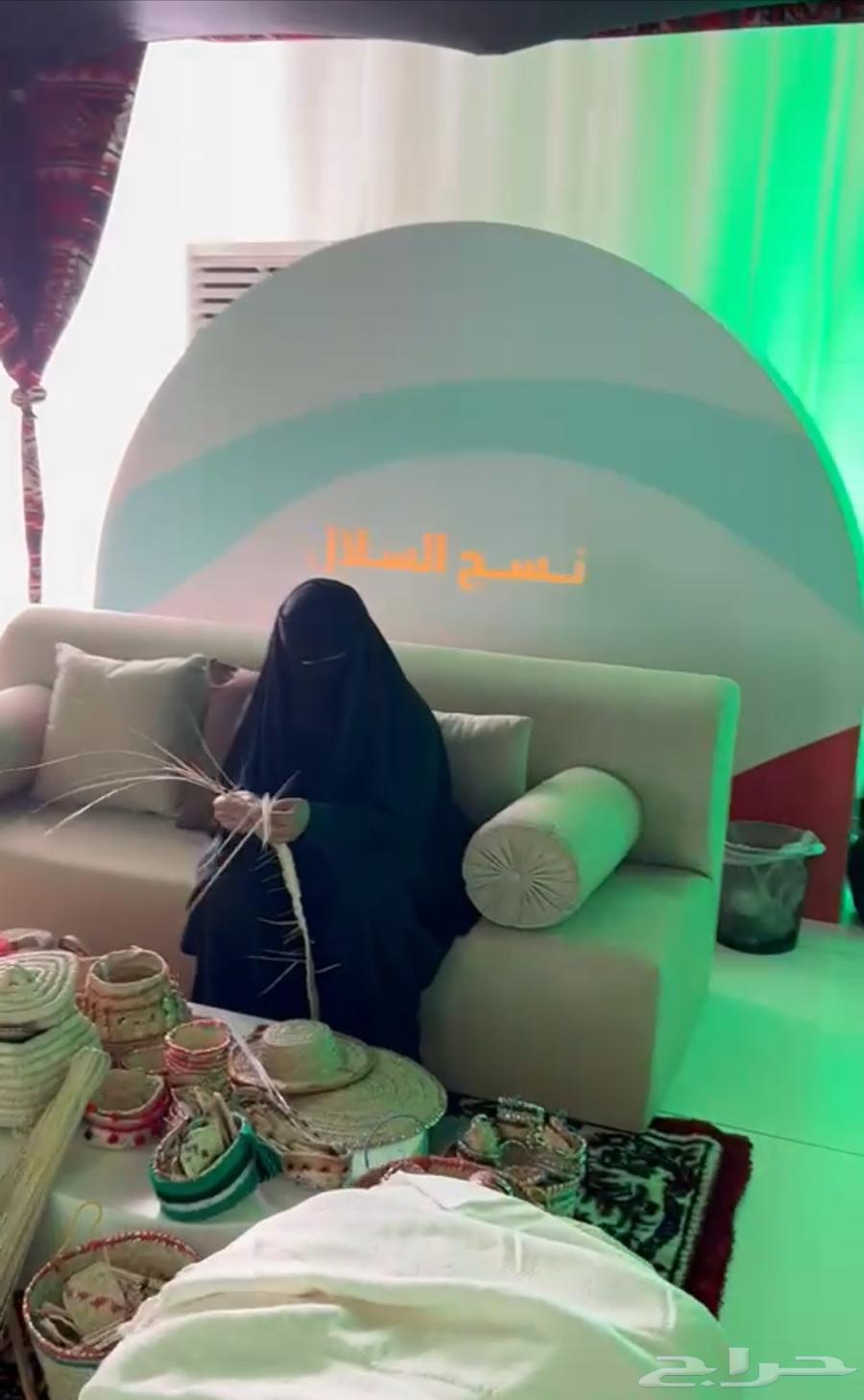 صقور وعازف ربابة والعاب شعبية وفرق نجدية64345492897666114