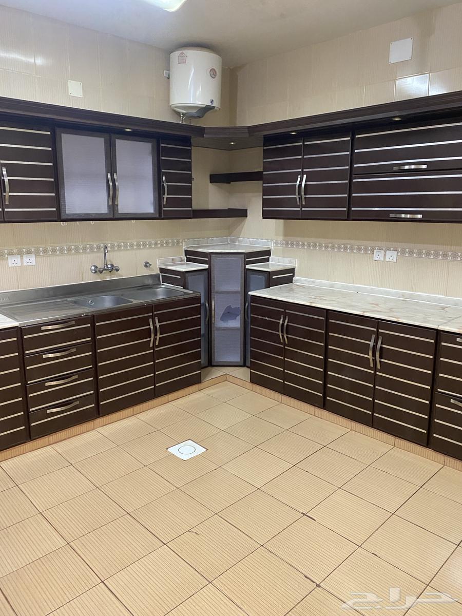 شقة للأجار دور ثاني موقعها ممتاز وقريب من الخدمات64327223692163112