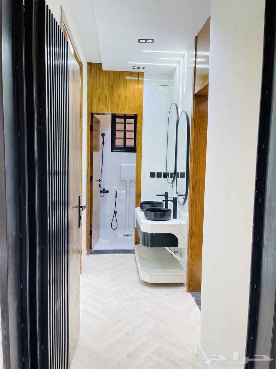 للبيع شقق تمليك علوي مع سطح موقع متميز جدا وسط الخدمات64345760856193114