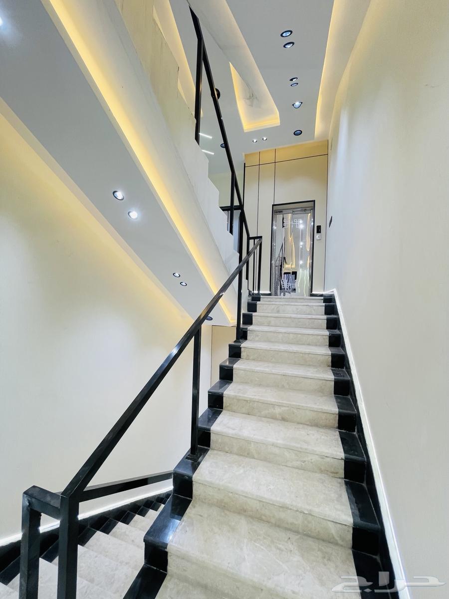 للبيع شقق تمليك علوي مع سطح موقع متميز جدا وسط الخدمات64345760856193113