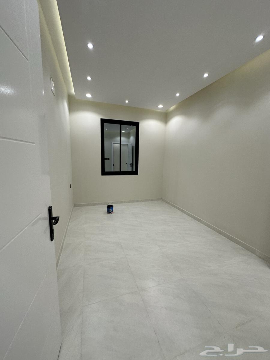 للبيع شقة علوية بدرج خاص للسطح 520 الف بالقرب من المطار64345691445250112