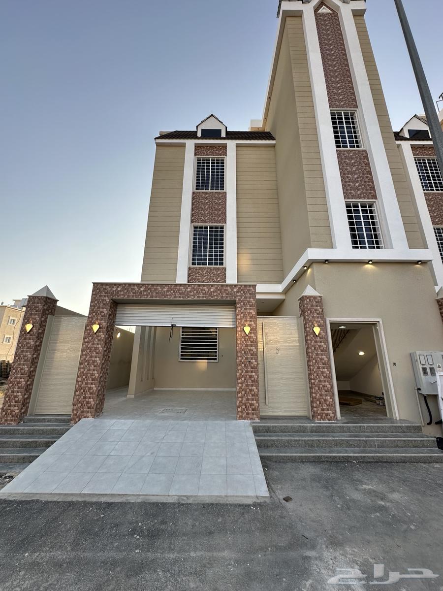 للبيع شقه ارضيه مستقله6غرف بحوش وبايكه سياره550الف64354889196162111