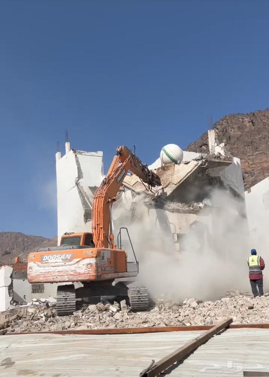 Excavators (Bulldozers for daily and monthly rental, and land excavation contracts)64264683715586110