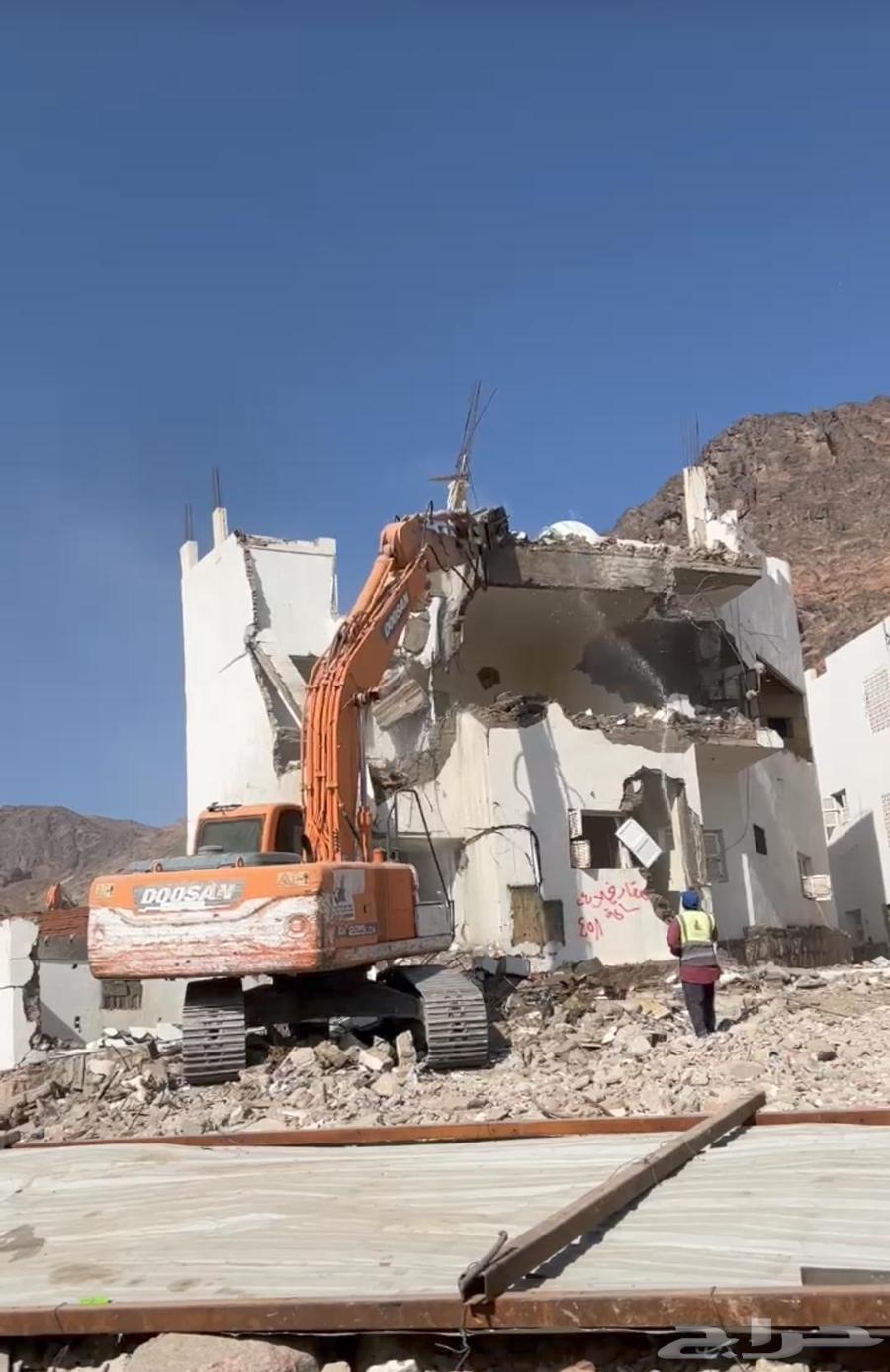 Excavators (Bulldozers for daily and monthly rental, and land excavation contracts)64264683715586111