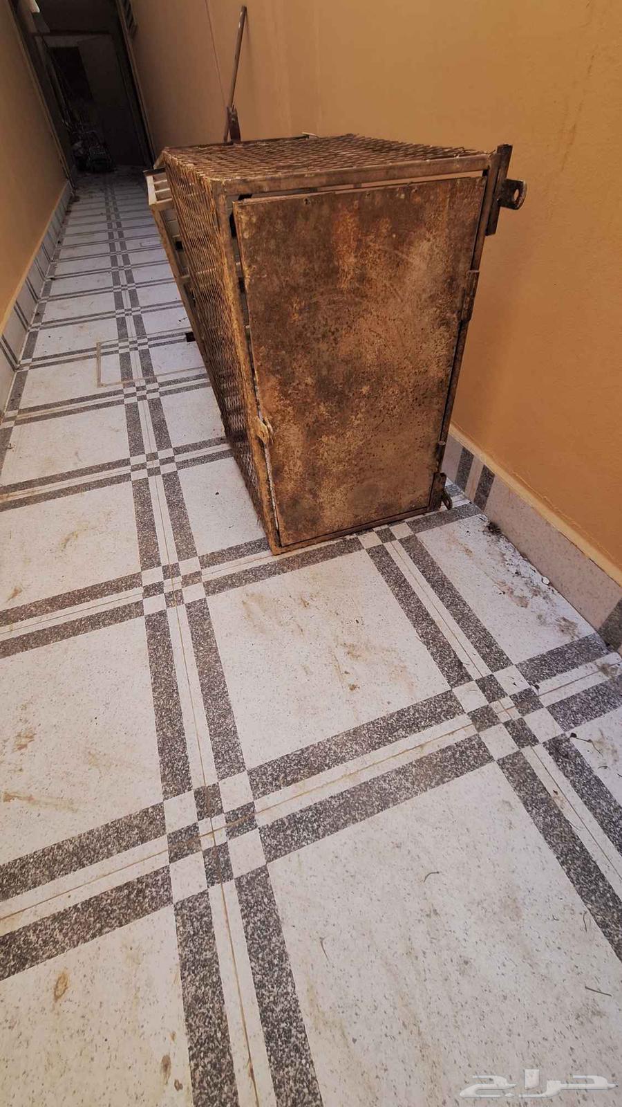 Offering 2 wall air conditioner grilles, and there is a caged grille with a door64263794487426112