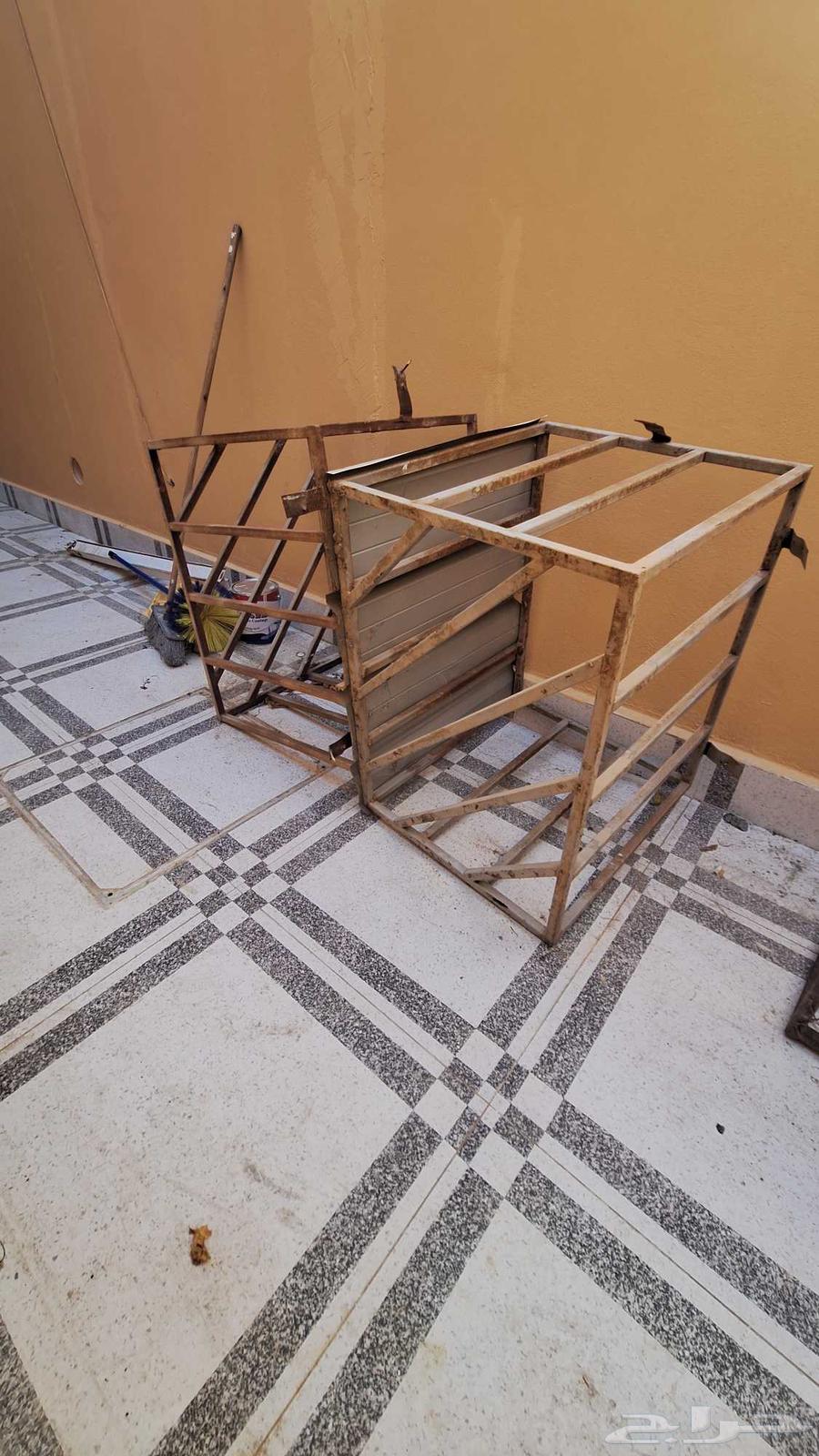 Offering 2 wall air conditioner grilles, and there is a caged grille with a door64263794487426111