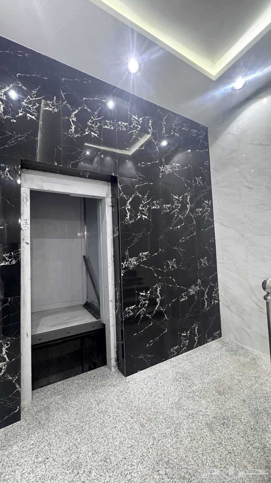 للبيع شقه 6 غرف مع سطح من 500 الف طريق ابها الخميس64360130879107114