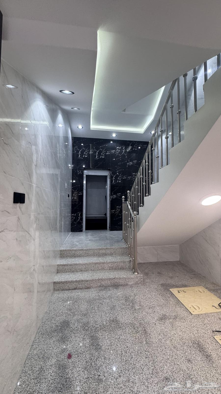 للبيع شقه 6 غرف مع سطح من 500 الف طريق ابها الخميس64360130879107113