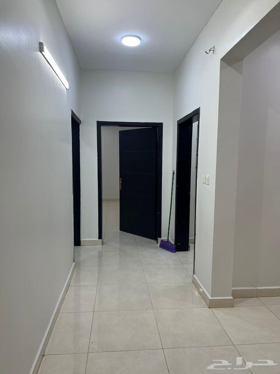 شقة عائلية كبيرة خمس غرف للايجار في ابوعريش حي الرح64370046284929110