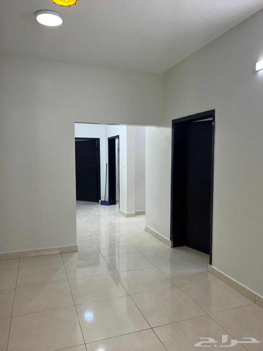 شقة عائلية كبيرة خمس غرف للايجار في ابوعريش حي الرح64370046284929113