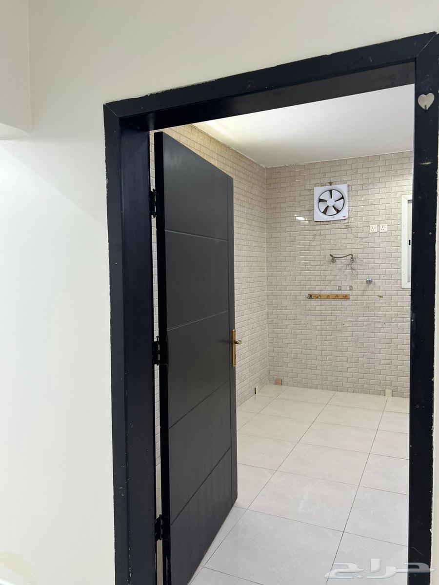 شقة عائلية كبيرة خمس غرف للايجار في ابوعريش حي الرح64370046284929111