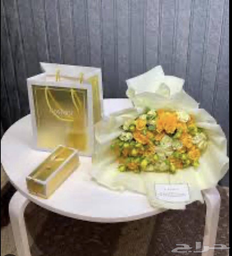 Representative and shopper in Jeddah64354992525059113