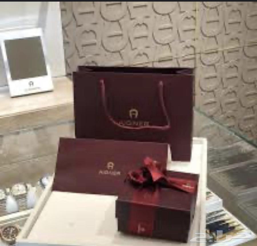 Representative and shopper in Jeddah64354992525059112