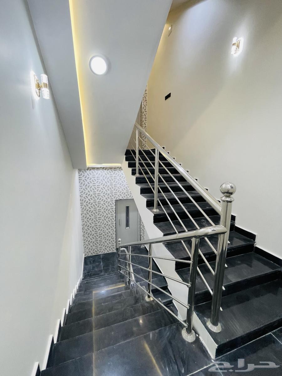 للبيع روف علوي مع ملحق درج خارجي فقط شمال الخمس64360130810369113