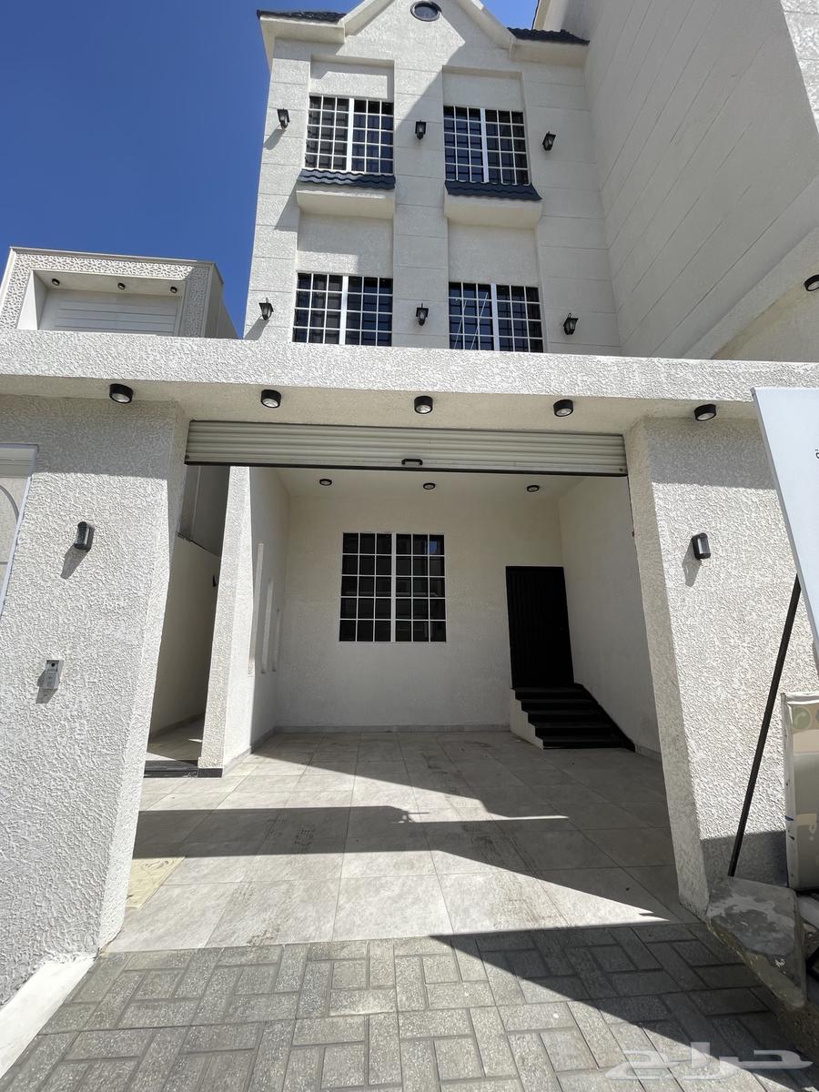 للبيع شقه دور ارضى بحوش وبايكة سياره موقع مميز شرق الخميس64360113388546111