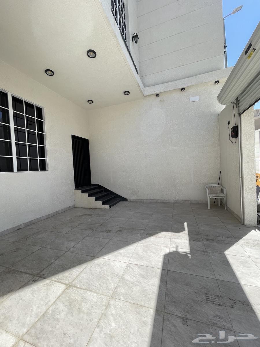 للبيع شقه دور ارضى بحوش وبايكة سياره موقع مميز شرق الخميس64360113388546114