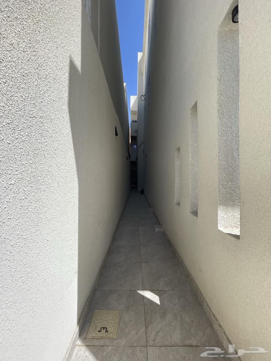 للبيع شقه دور ارضى بحوش وبايكة سياره موقع مميز شرق الخميس64360113388546113