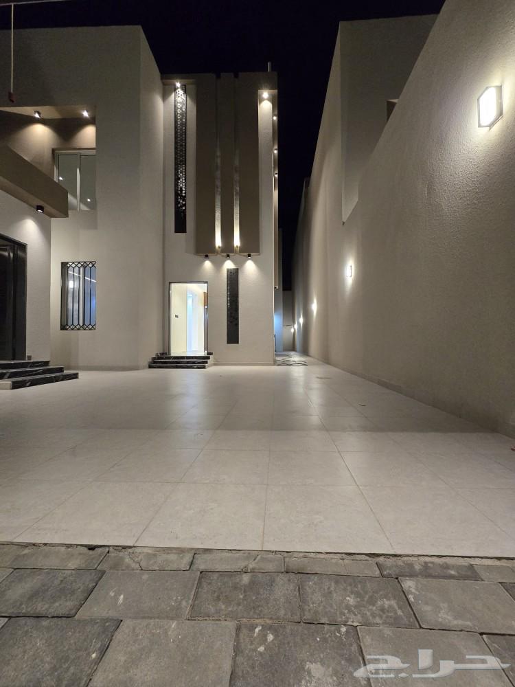 للبيع فيلا دورين وملحق 10غرف تشطيبVIP باحد رفيده حي العزيزية64370012001409113