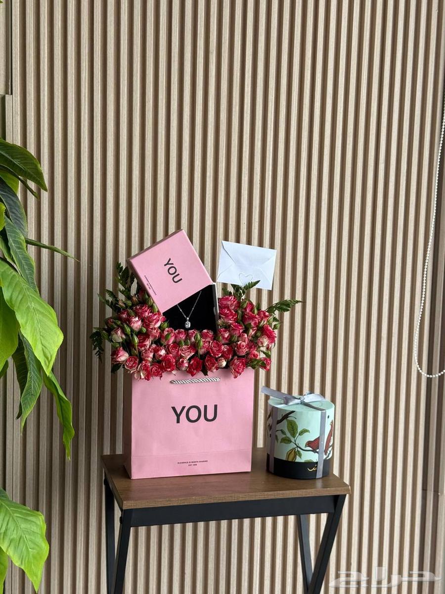 مندوب توصيل هدايا او تنسيق تغليف الهدايا64360215336579110