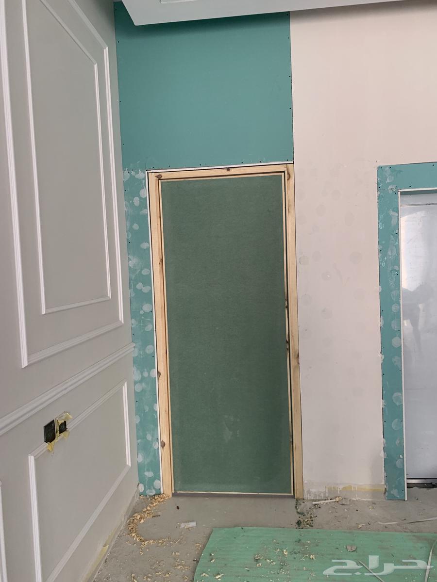 باب مخفي. Hidden door.64379941561219110