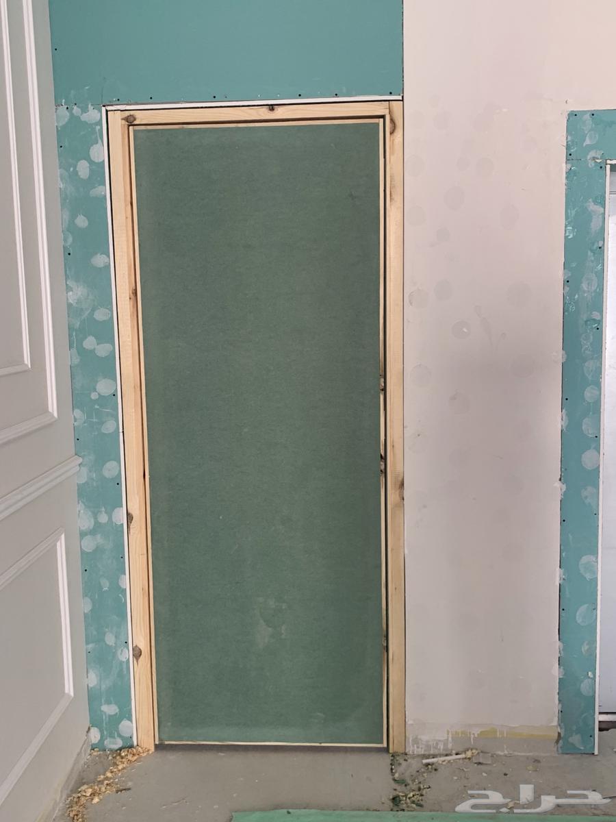 باب مخفي. Hidden door.64379941561219114