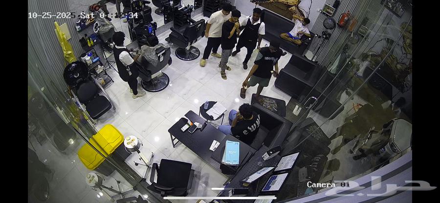 حلاق مجهز بأحدث الأدوات للتقبيل في موقع ممتاز64370231083778112