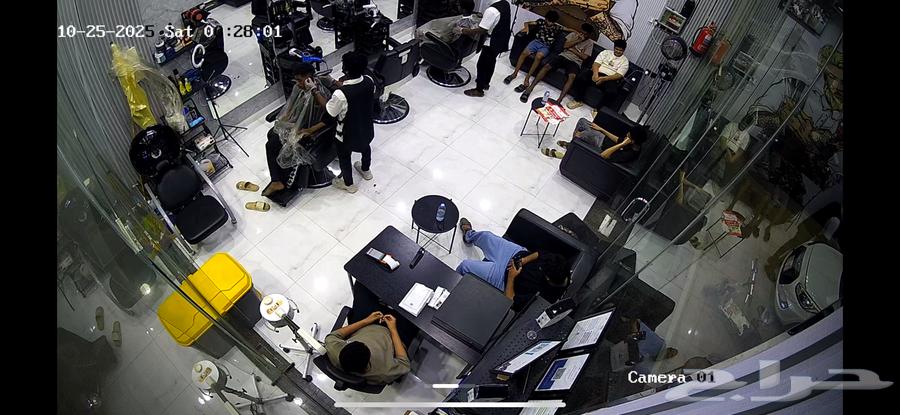 حلاق مجهز بأحدث الأدوات للتقبيل في موقع ممتاز64370231083778111