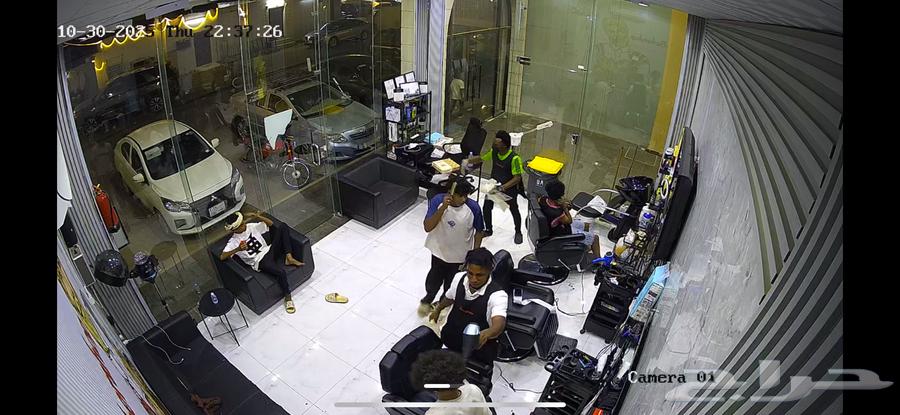 حلاق مجهز بأحدث الأدوات للتقبيل في موقع ممتاز64370231083778110