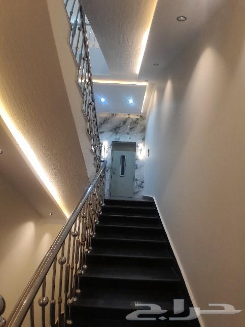 للبيع روف علوي مع ملحق تشطيب راقي 9غرف حي الطلح خلف الراقي64379819976706112