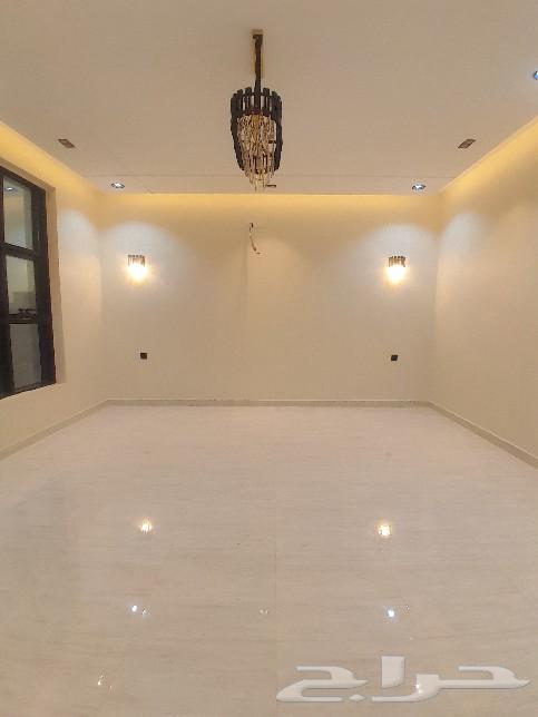 للبيع روف علوي مع ملحق تشطيب راقي 9غرف حي الطلح خلف الراقي64379819976706114
